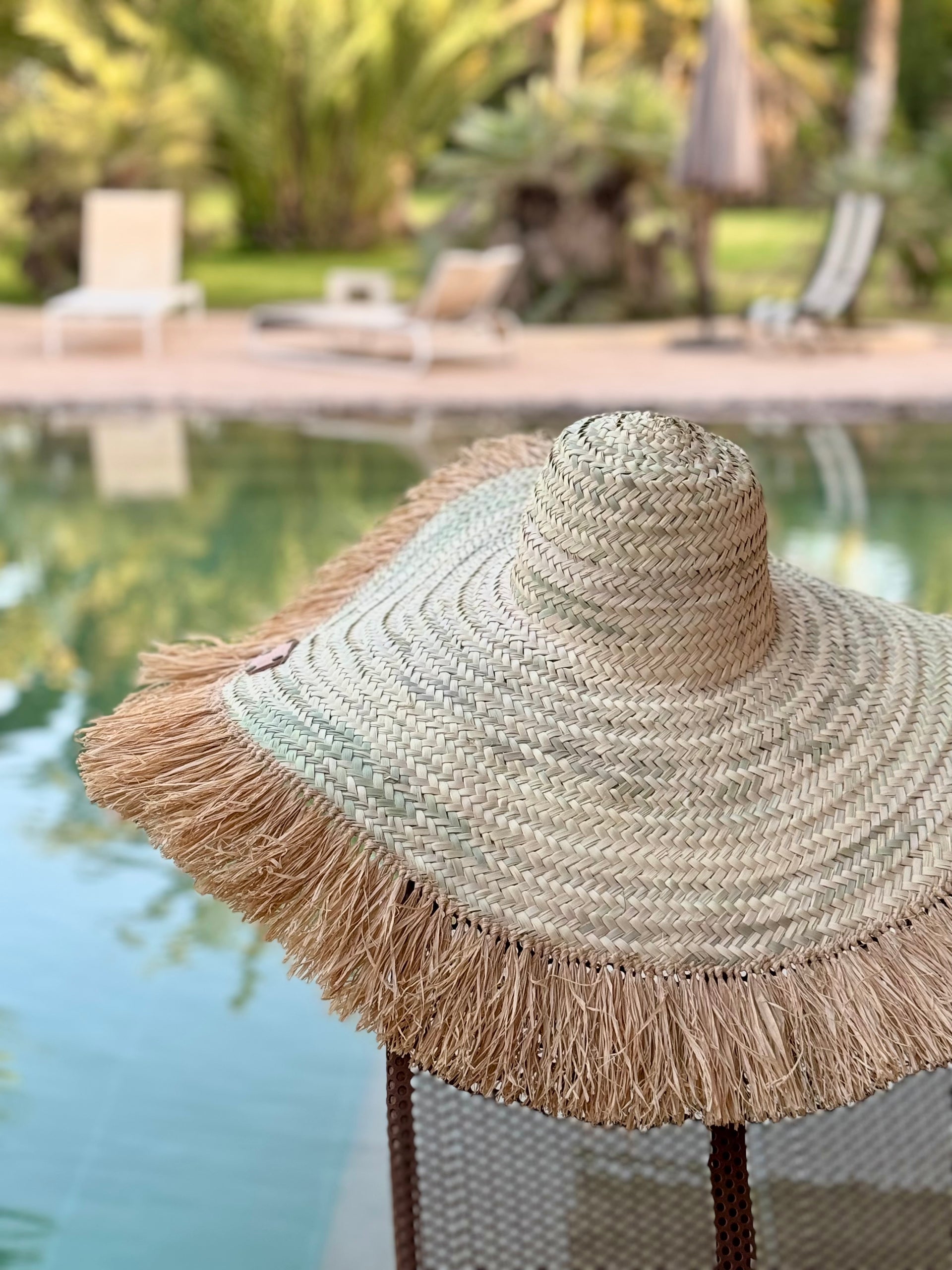 Chapeau déco XXL en palme tressée avec franges en raphia - Ø 80 cm - Grand chapeau en paille marocain - Décoration murale