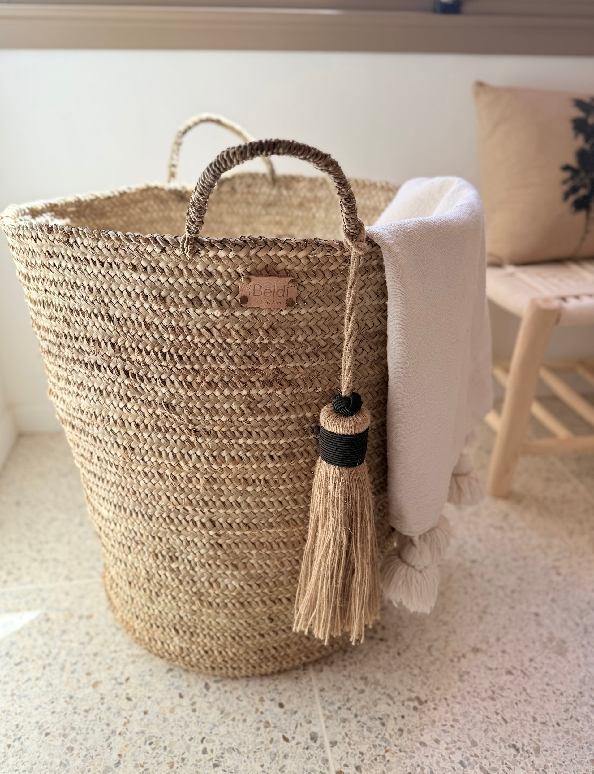 Corbeille en Palme avec Pompon en Raphia – Panier de Rangement Artisanat Marocain