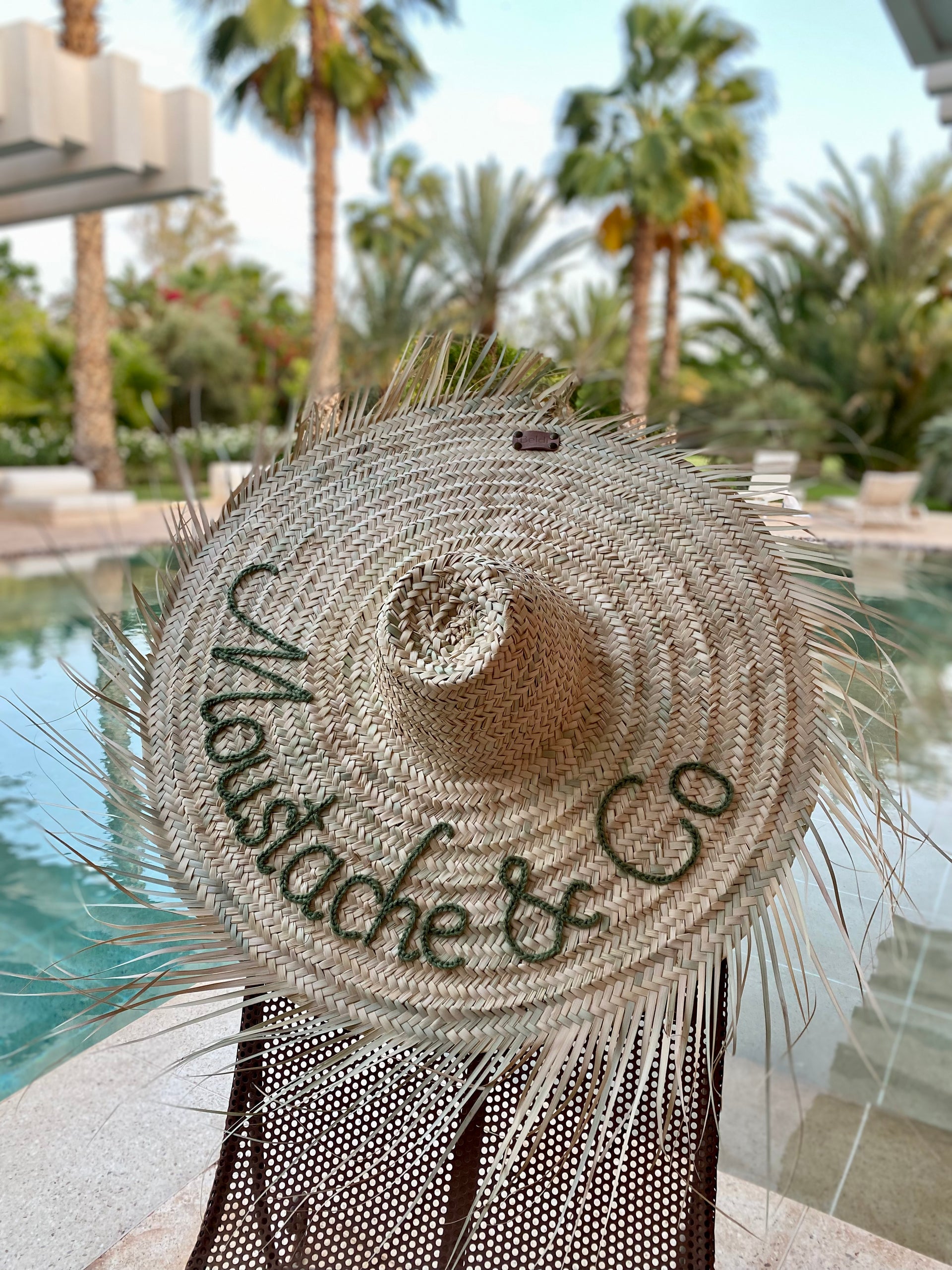 Chapeau géant XXL en paille personnalisable, très grand chapeau bohème Marocain brodé avec ou sans frange, décoration murale à personnaliser, Chapeau brodé Moustache & C0