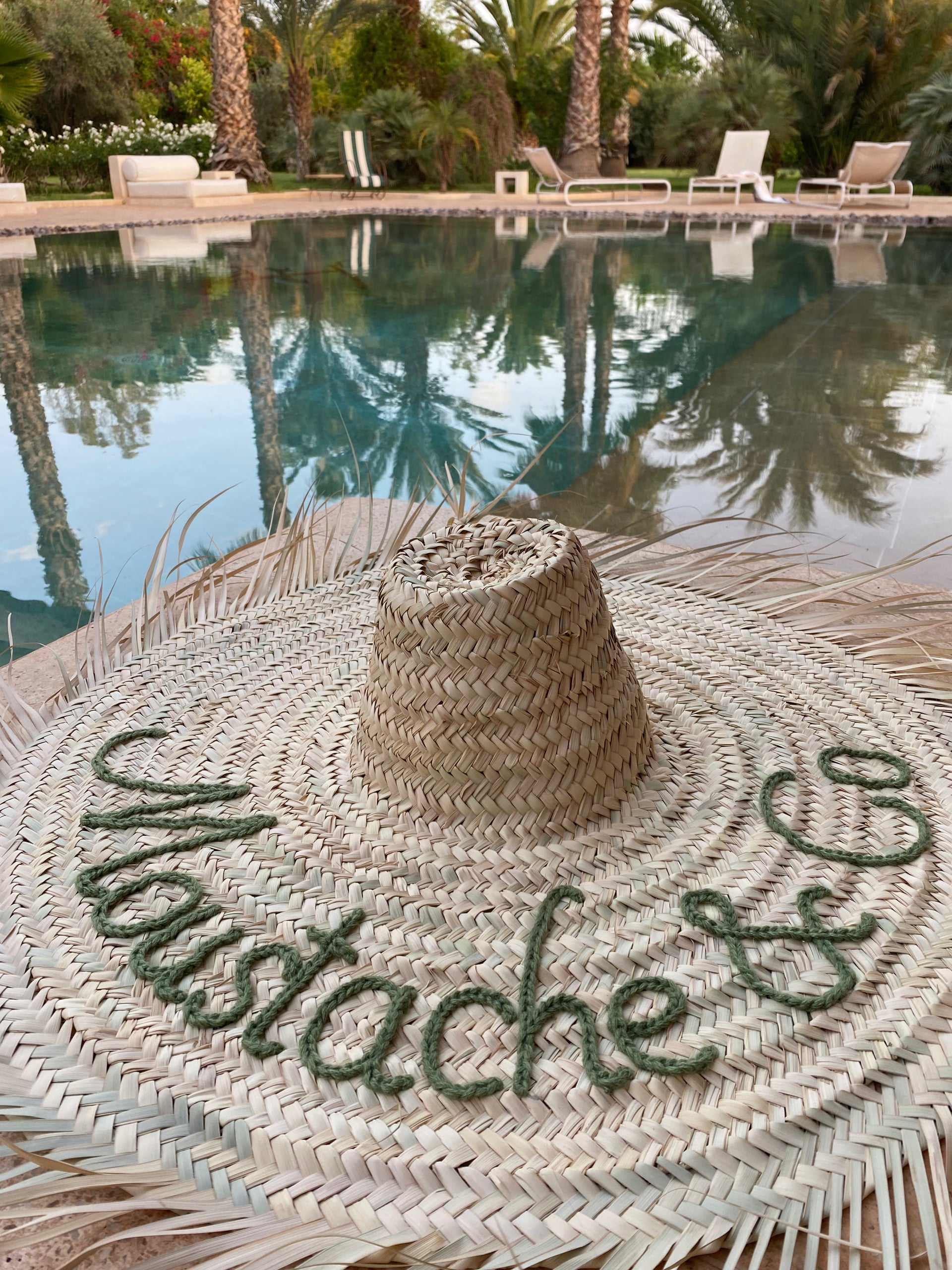 Chapeau géant XXL en paille personnalisable, très grand chapeau bohème Marocain brodé avec ou sans frange, décoration murale à personnaliser, Chapeau brodé Moustache & C0