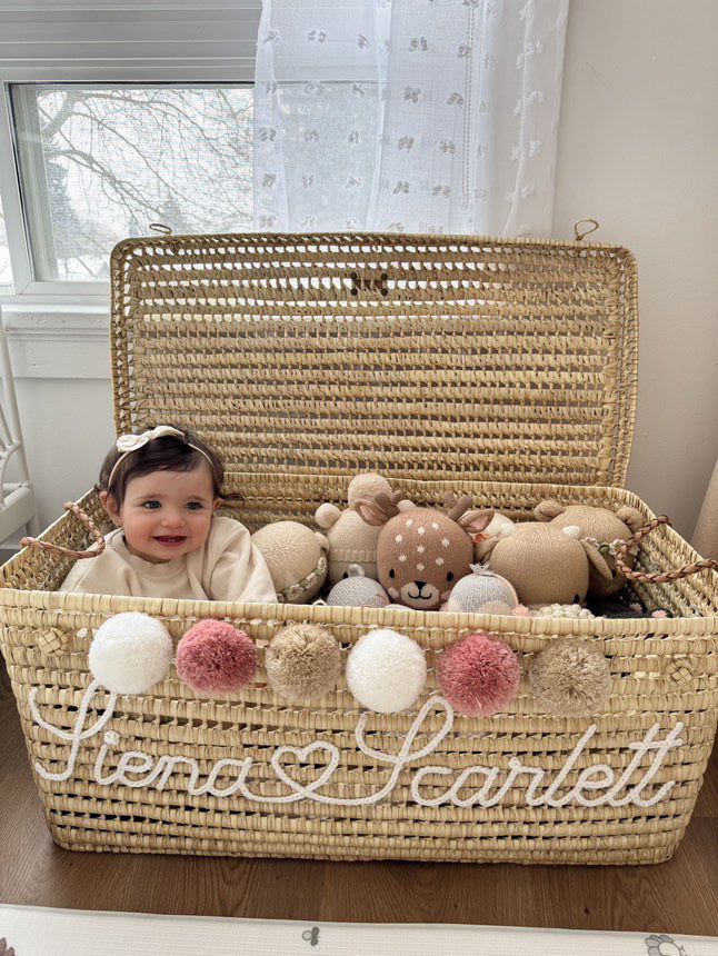Malle en osier personnalisée brodée à la main, cadeau de naissance pour baby shower — Beldi Sélection