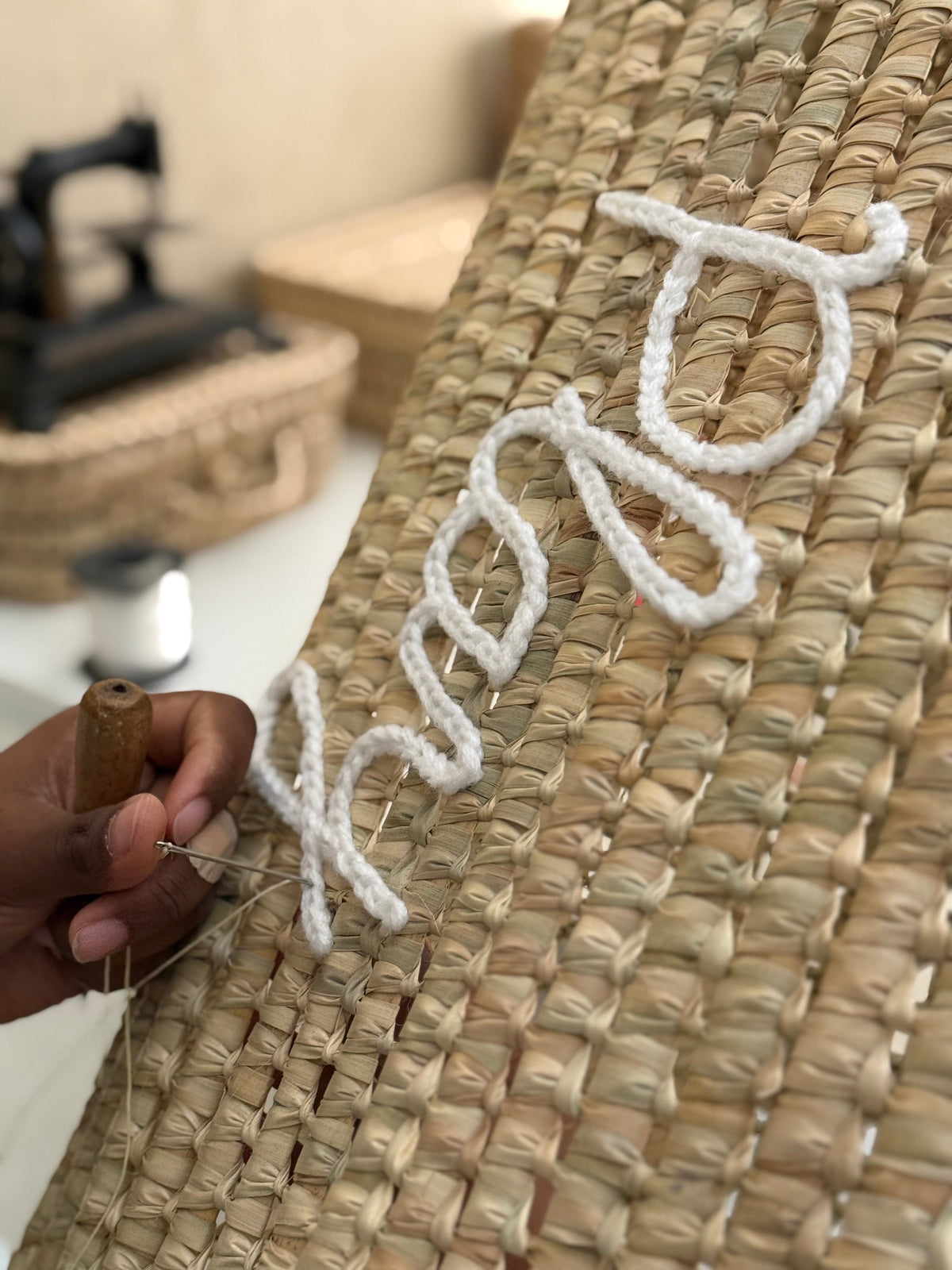 Personalisierung von Hand in der Werkstatt von Beldi Sélection in Marrakesch