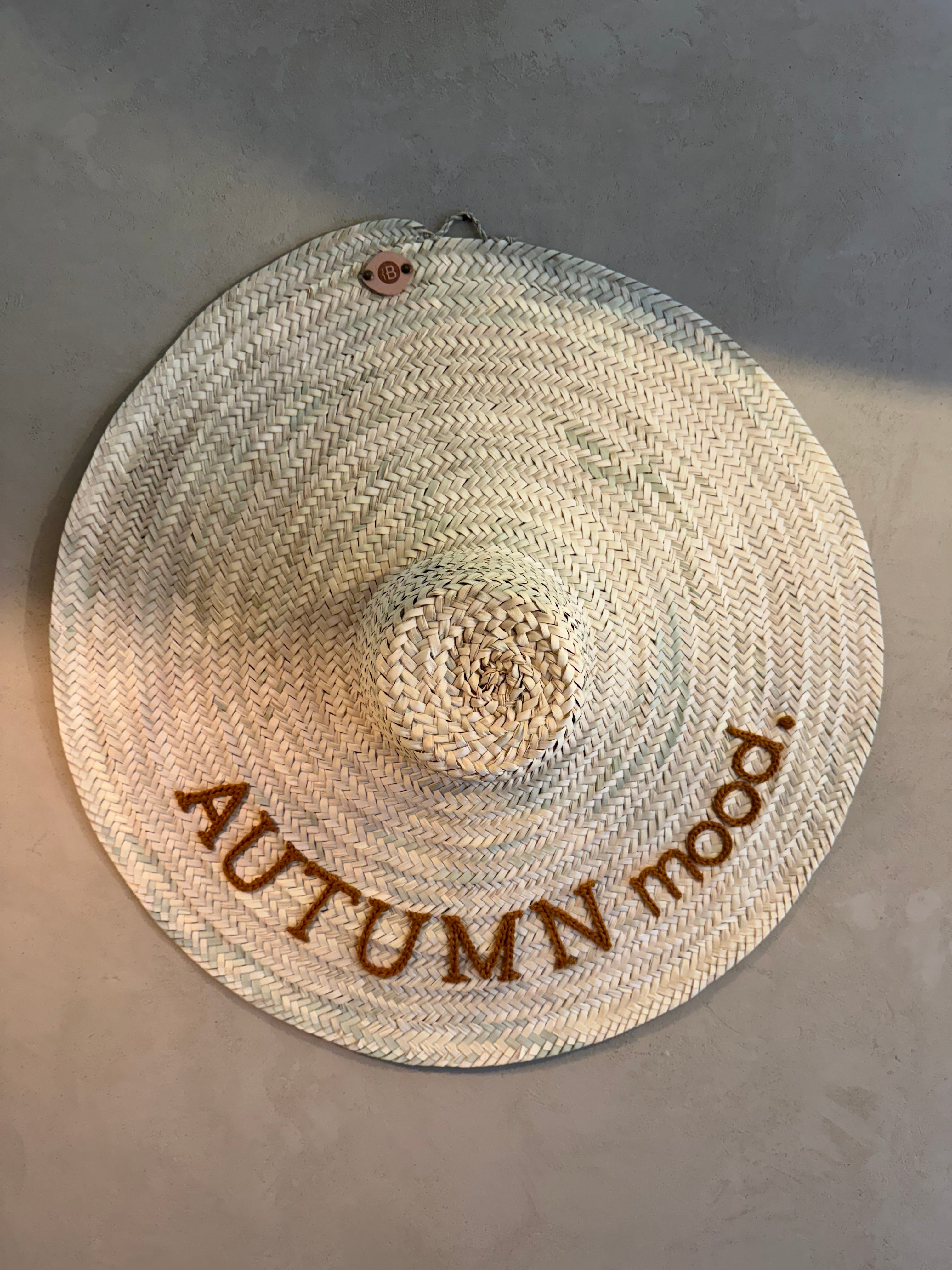 Détail des feuilles de palmier tressées à la main — chapeau décoration murale Beldi Sélection