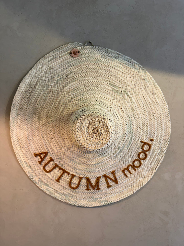 Détail des feuilles de palmier tressées à la main — chapeau décoration murale Beldi Sélection