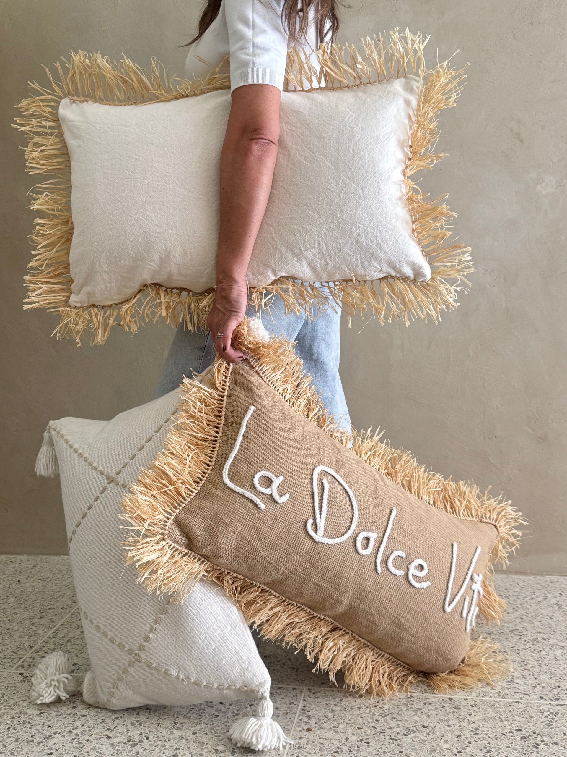 Customizable “La Dolce Vita” cushion cover in Jute with Raffia fringes – Hand embroidered with crochet