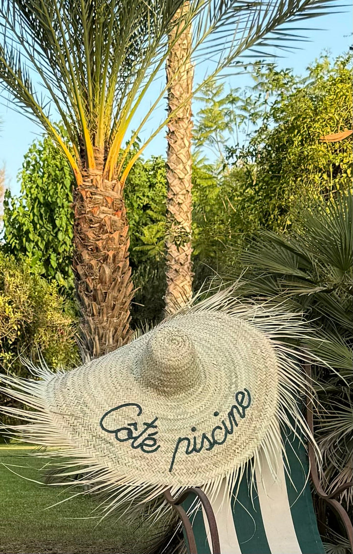 Chapeau paille géant brodé à la main — décoration terrasse et bord de piscine