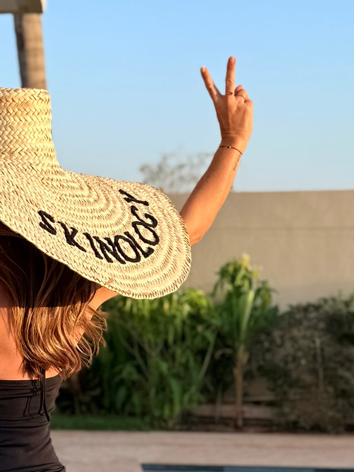 Chapeau XXL en paille brodé taille L — décoration murale Maison de Famille