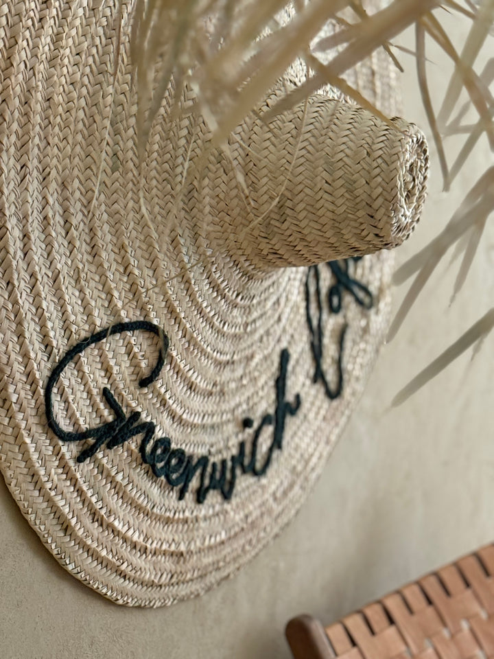 Chapeau en paille brodé personnalisé dans un salon — décoration murale bohème