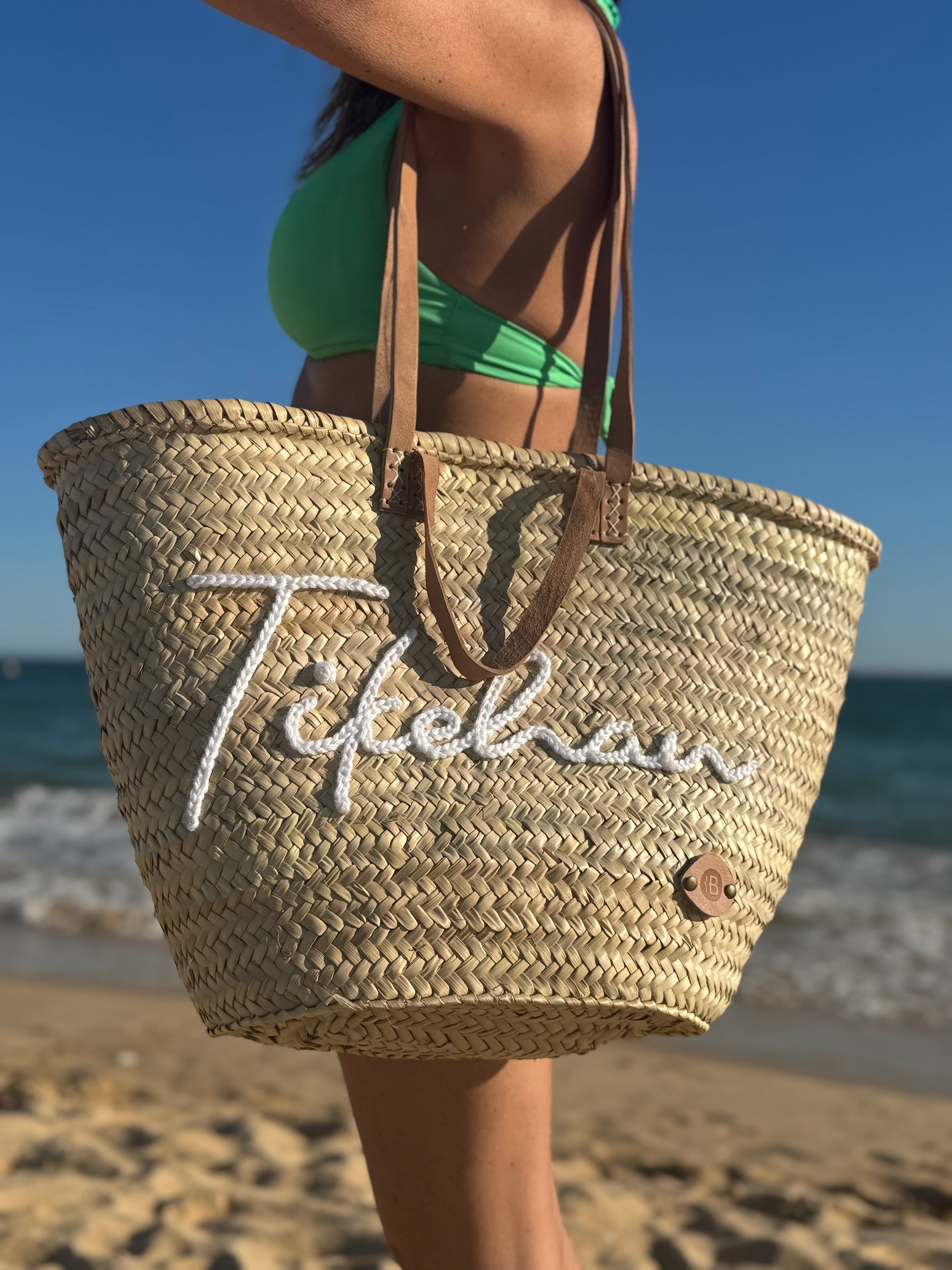 Grand Panier de Plage en Feuille de Palmier Tressée avec Anses en Cuir - Sac de Plage en Palme Personnalisable, Panier en Paille Brodé