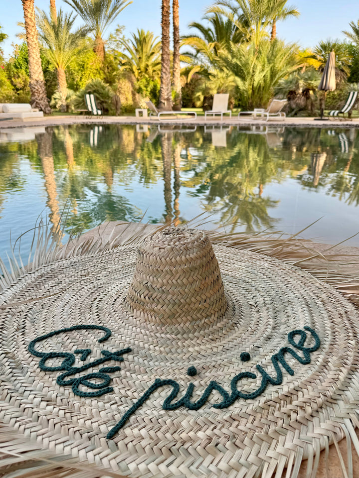 Chapeau mural en paille tressée avec broderie personnalisée — style maison de vacances