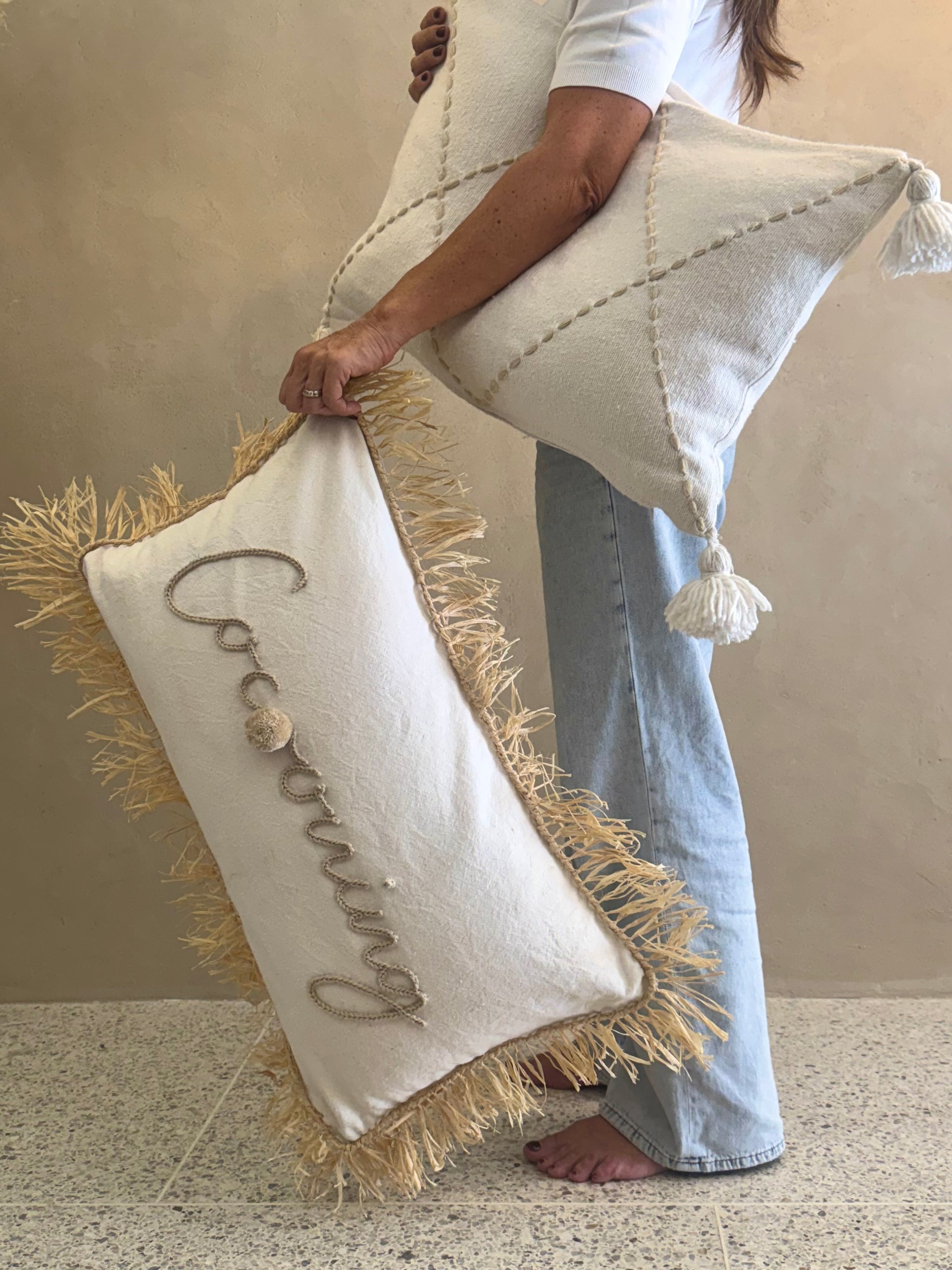 Customizable “La Dolce Vita” cushion cover in Jute with Raffia fringes – Hand embroidered with crochet