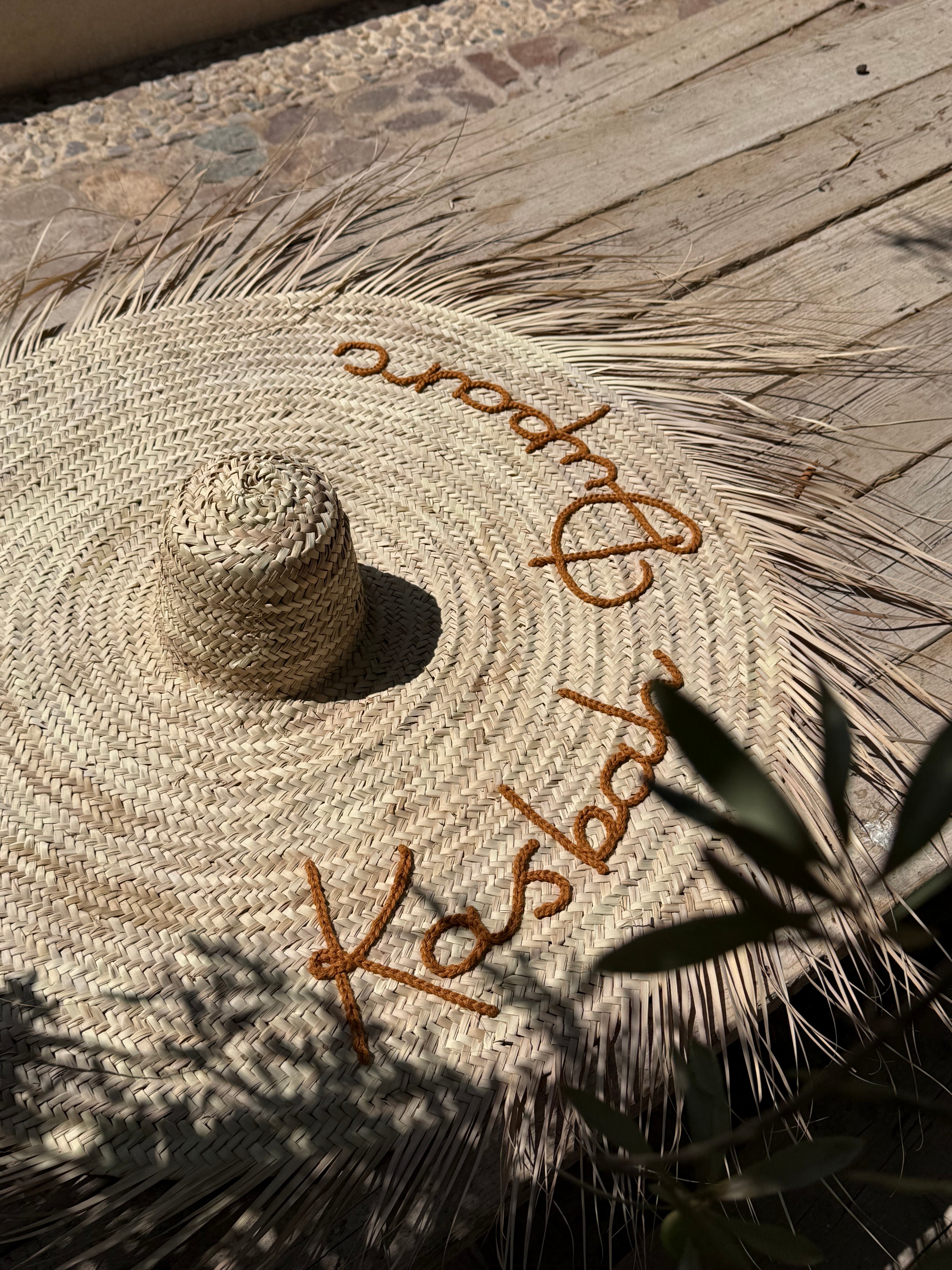 Chapeau XXL en paille sans franges — décoration murale épurée fait main au Maroc