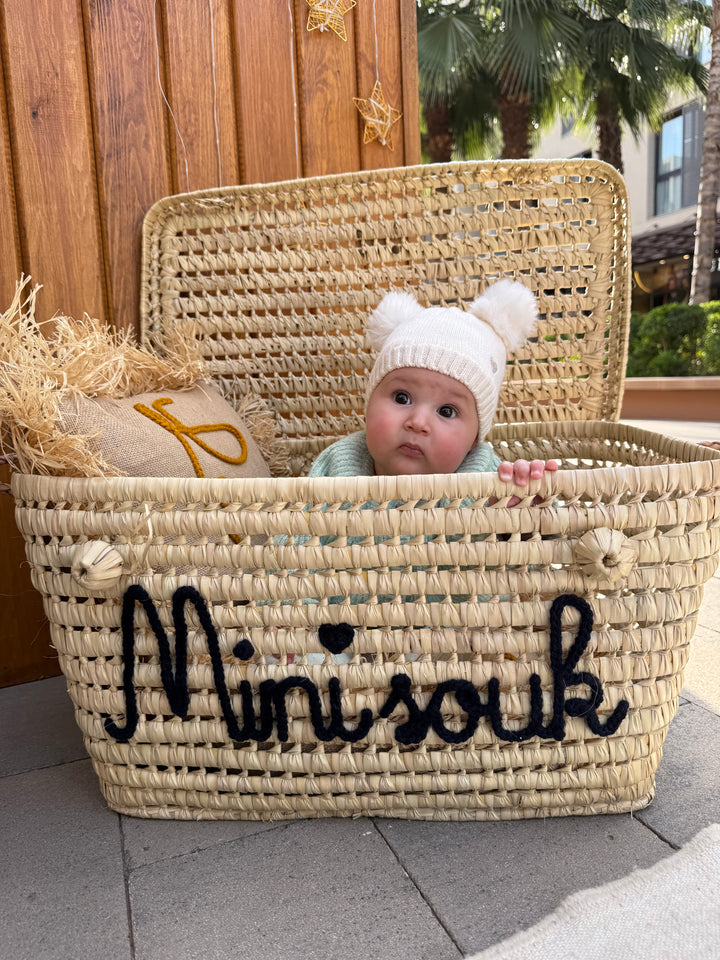 Chapeau XXL en paille accroché dans une entrée — décoration murale maison de vacances