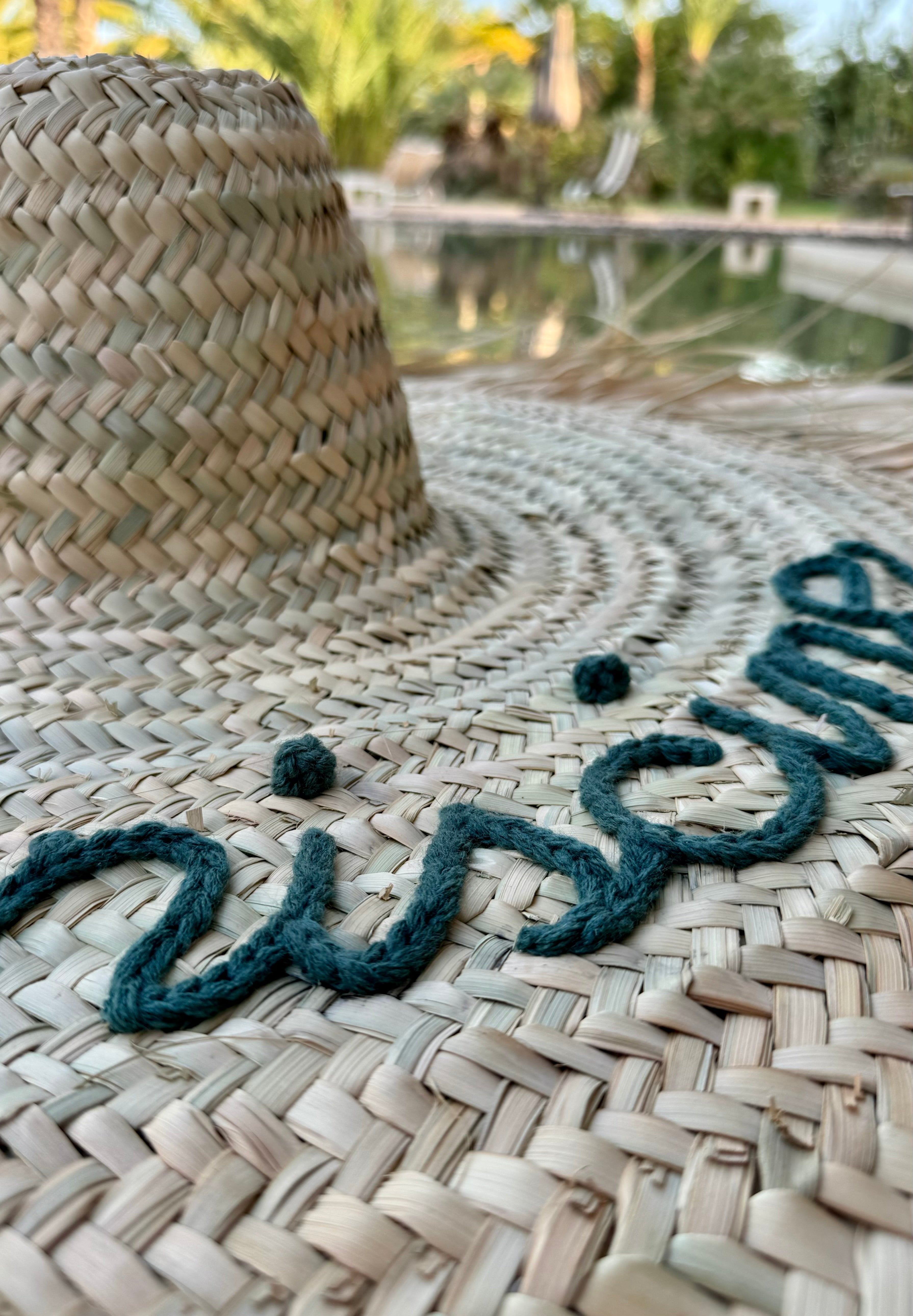 Chapeau paille brodé personnalisable — cadeau original décoration intérieure et extérieure