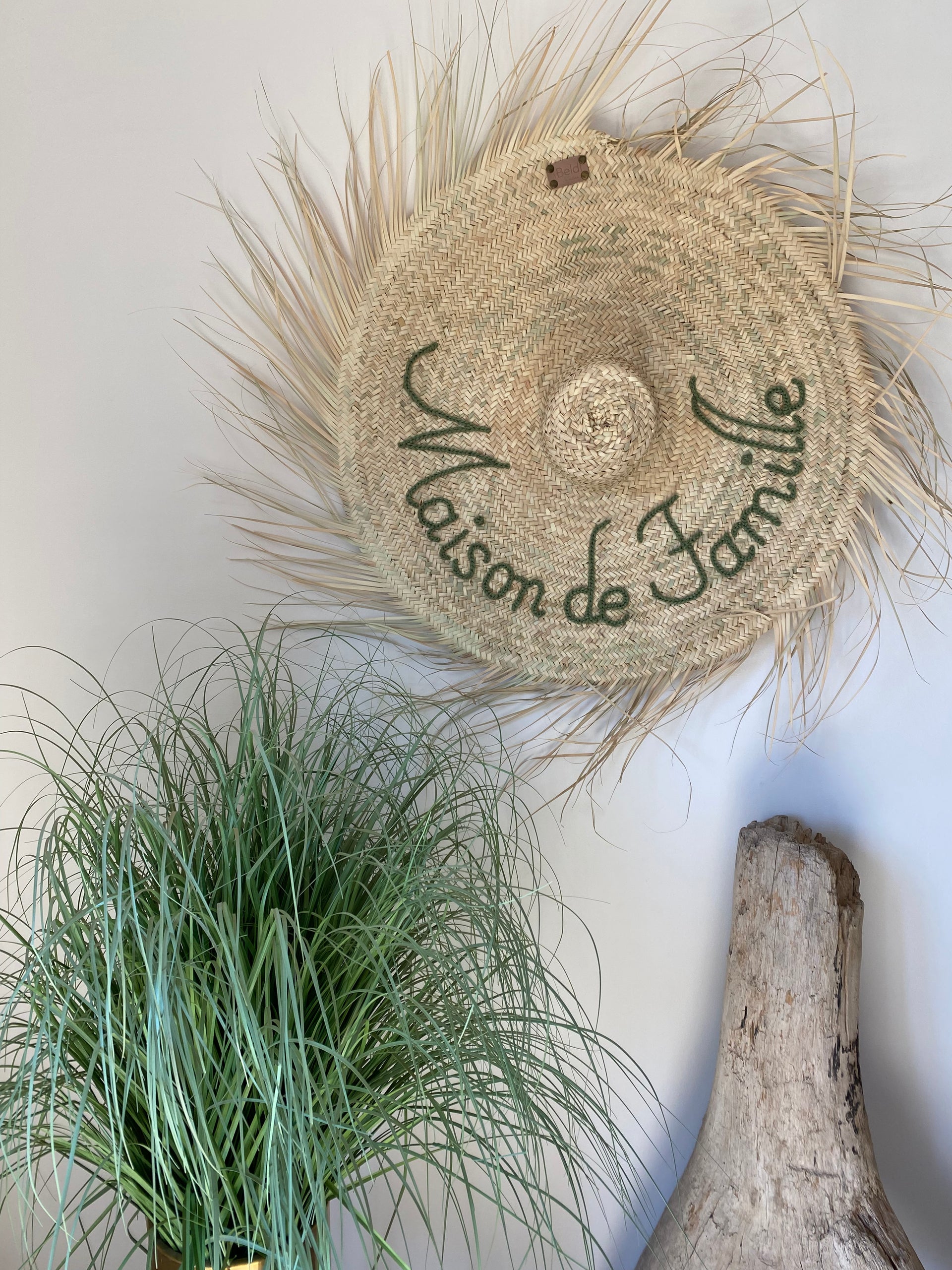 Chapeau XXL en paille brodé Maison de Famille — décoration murale fait main au Maroc