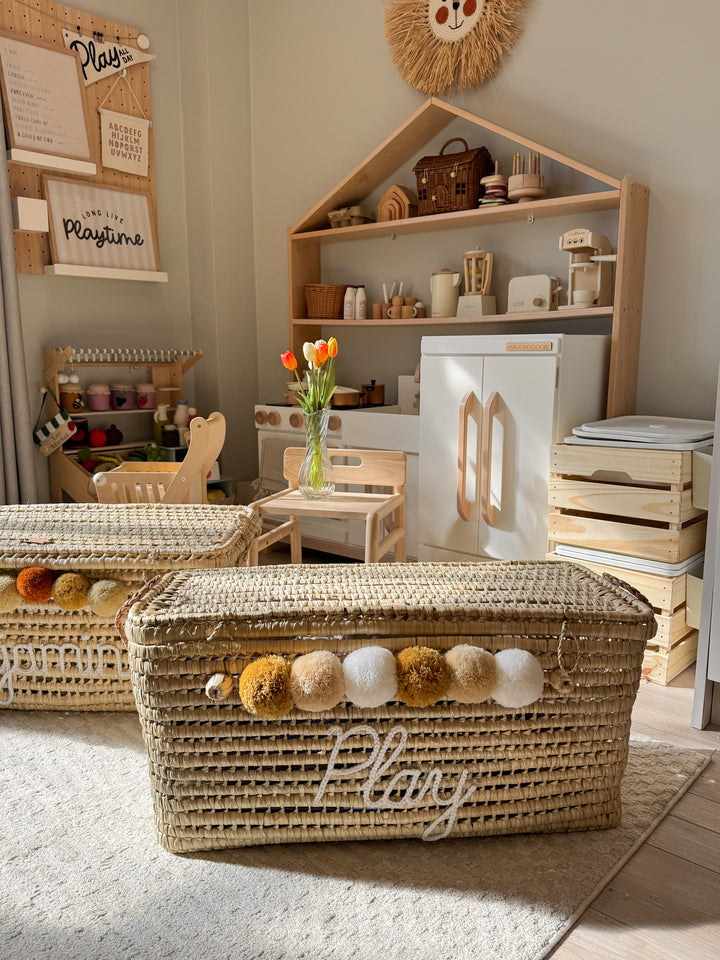 Coffre à jouets personnalisé en osier avec prénom brodé pour chambre bébé.